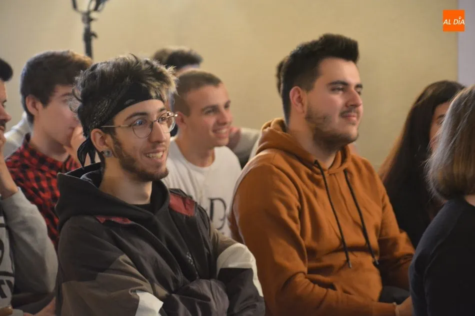 Foto 3 - El dibujante Paco S&aacute;ez comparte un encuentro con estudiantes del Rodr&iacute;guez Fabr&eacute;s
