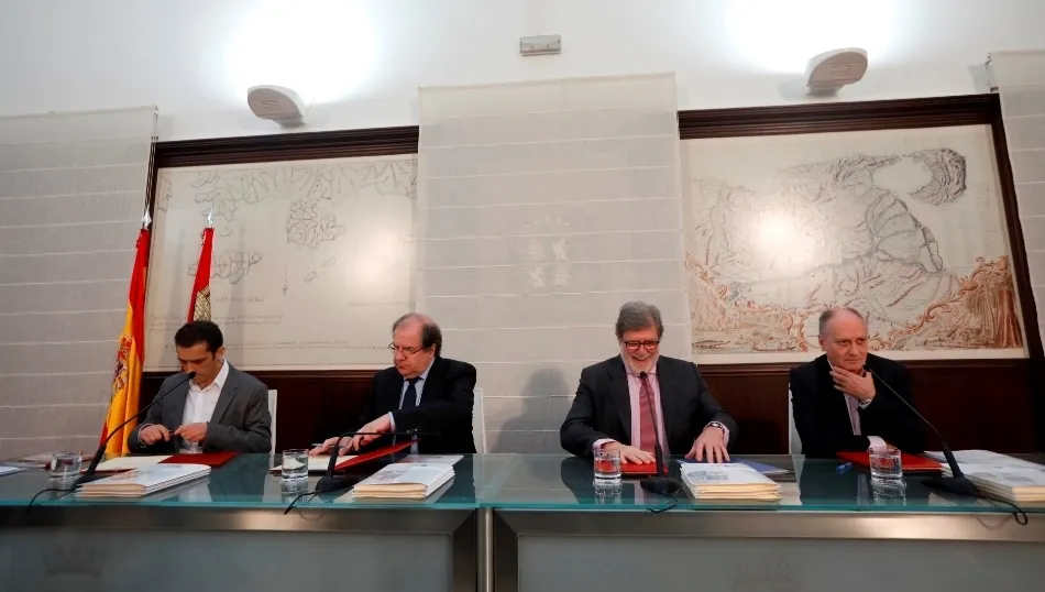 El presidente de la Junta de Castilla y León, Juan Vicente Herrera, junto con el secretario general de UGT, Faustino Temprano, el secretario general de CCOO, Vicente Andrés, y el presidente de Cecale, Santiago Aparicio