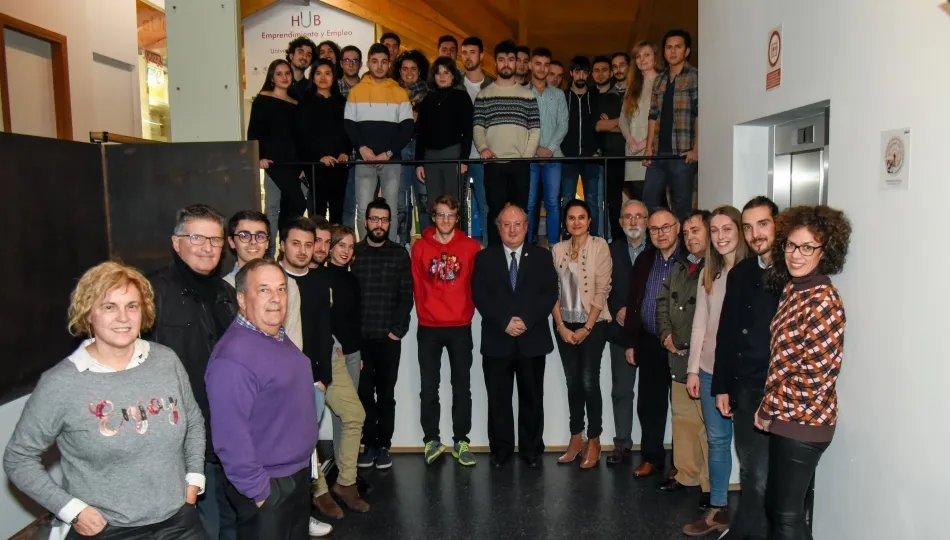 El vicerrector de Política Académica y Participación Social, Enrique Cabero, junto con la directora del Servicio de Inserción Profesional, Prácticas y Empleo, Mili Pizarro, y el coordinador de SECOT, Luciano de Dios, dieron la bienvenida a los 28 emprende