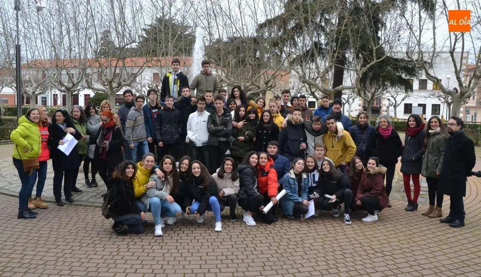 Foto 6 - Alumnos del IES Fray Diego desarrollan una gymkana cultural por las calles mirobrigenses  