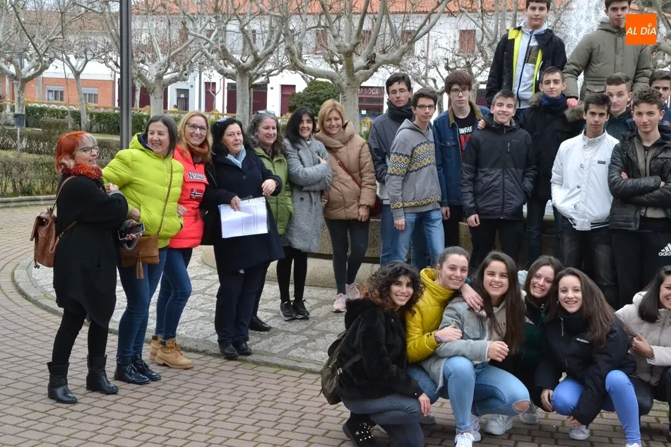 Foto 5 - Alumnos del IES Fray Diego desarrollan una gymkana cultural por las calles mirobrigenses  