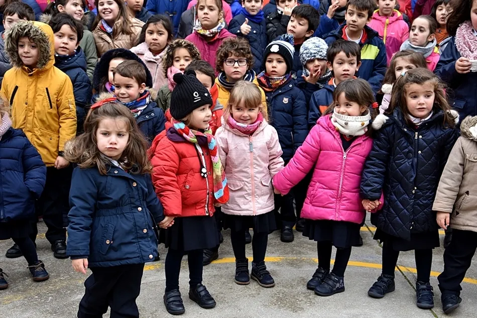Foto 4 - Los alumnos del colegio de Las Esclavas se mueven por un sue&ntilde;o com&uacute;n, la paz