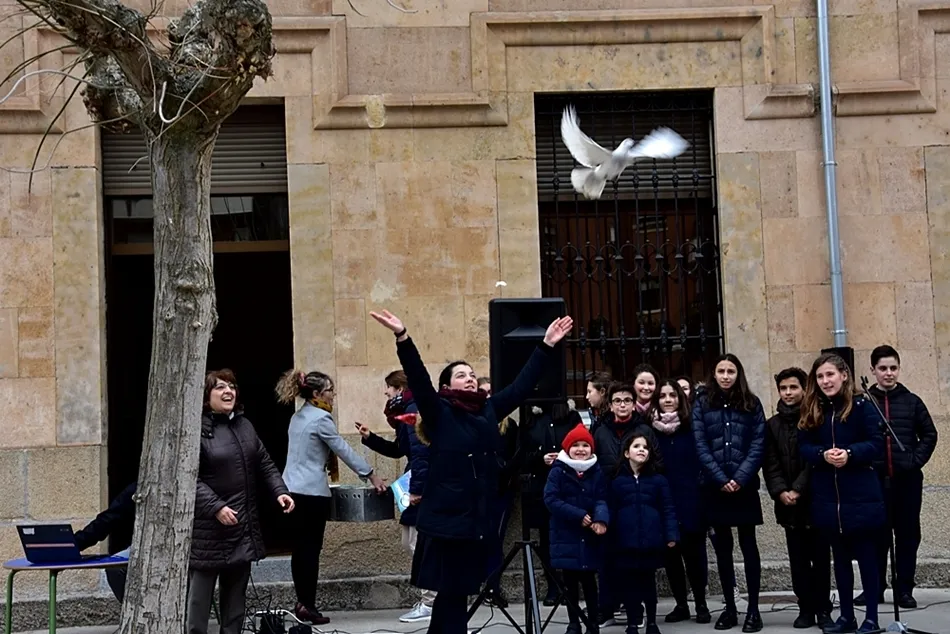 Foto 3 - Los alumnos del colegio de Las Esclavas se mueven por un sue&ntilde;o com&uacute;n, la paz