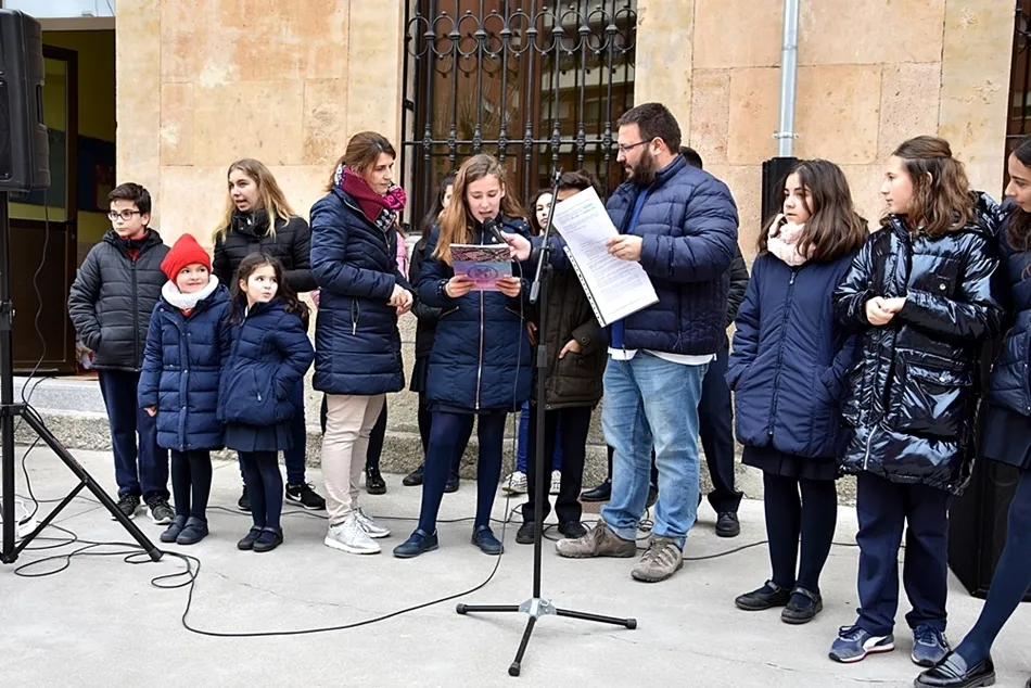 Foto 2 - Los alumnos del colegio de Las Esclavas se mueven por un sue&ntilde;o com&uacute;n, la paz
