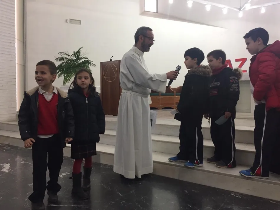 Foto 11 - El Colegio Padres Trinitarios pide por la paz en el mundo