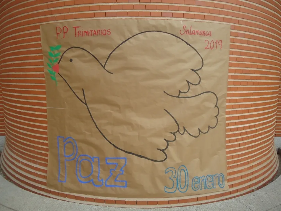Foto 10 - El Colegio Padres Trinitarios pide por la paz en el mundo