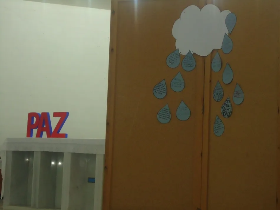 Foto 9 - El Colegio Padres Trinitarios pide por la paz en el mundo