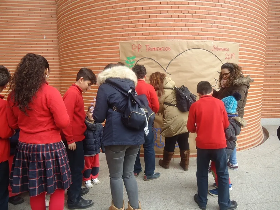 Foto 8 - El Colegio Padres Trinitarios pide por la paz en el mundo