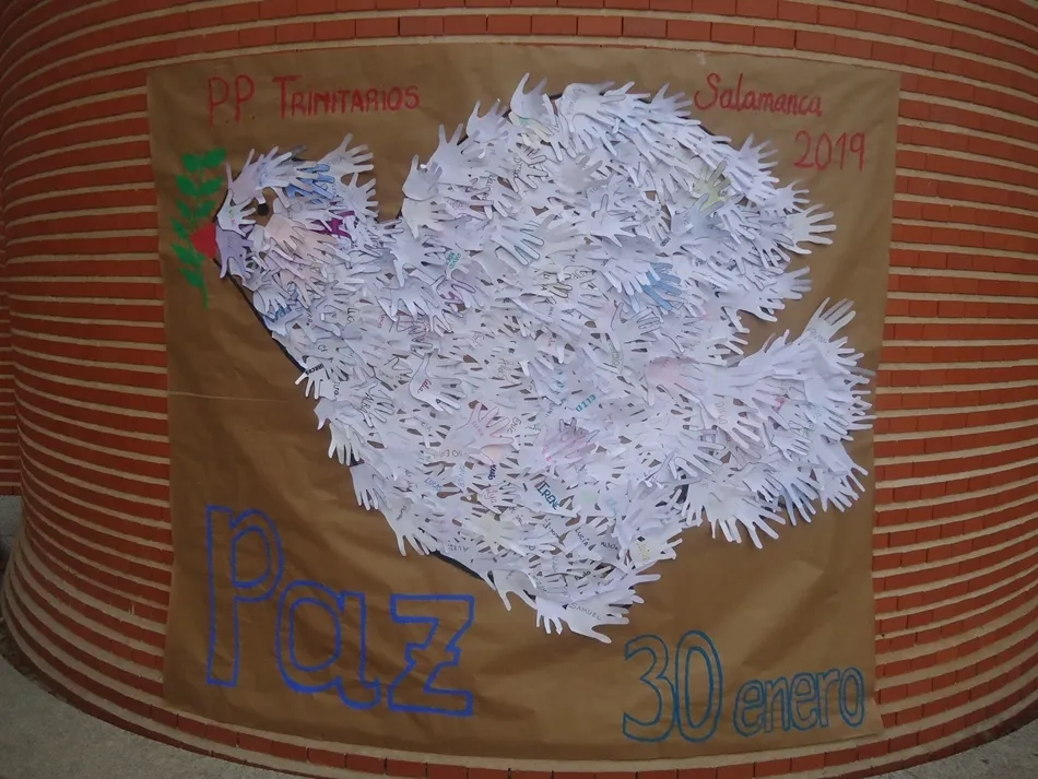 Foto 7 - El Colegio Padres Trinitarios pide por la paz en el mundo