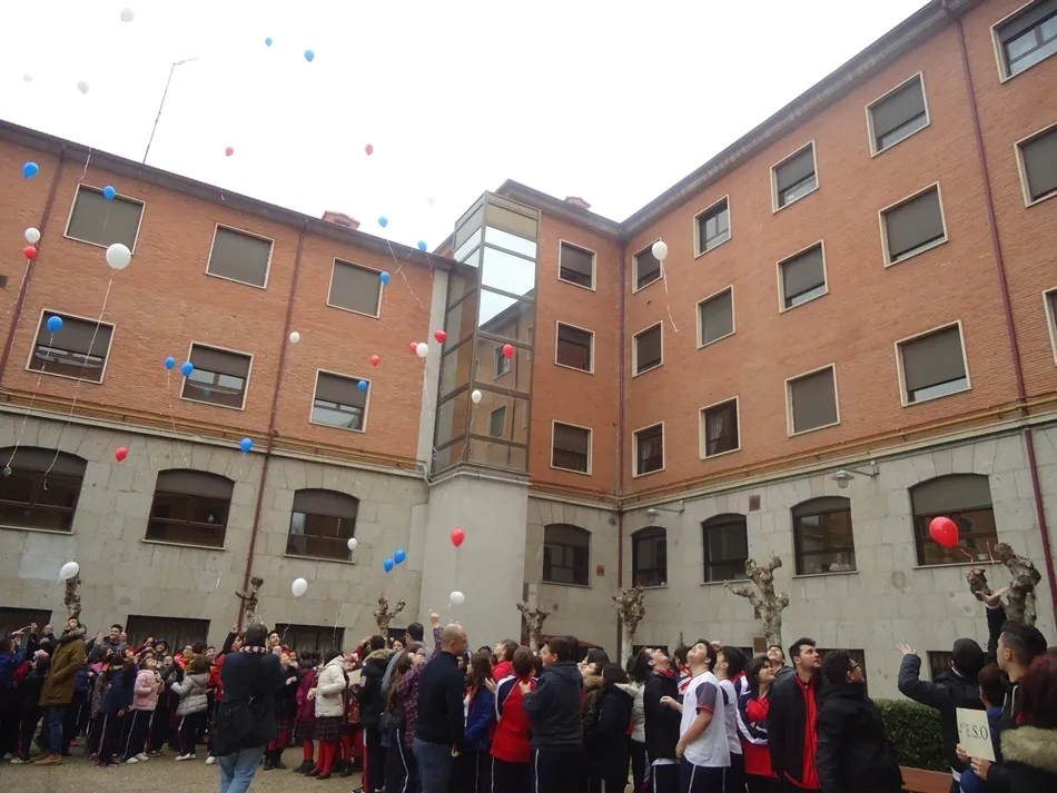 Foto 6 - El Colegio Padres Trinitarios pide por la paz en el mundo