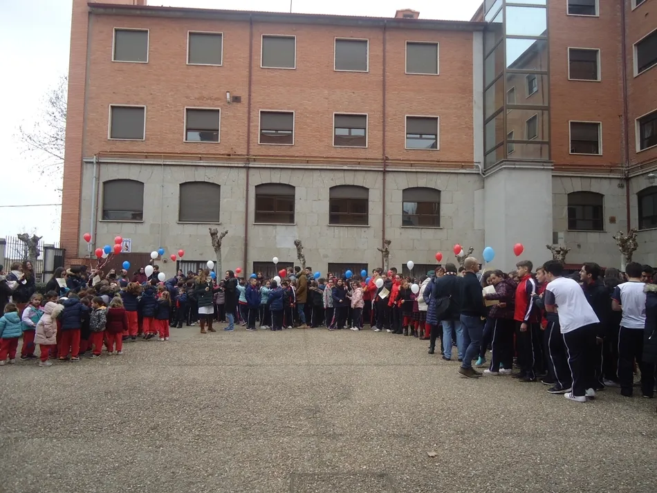 Foto 4 - El Colegio Padres Trinitarios pide por la paz en el mundo
