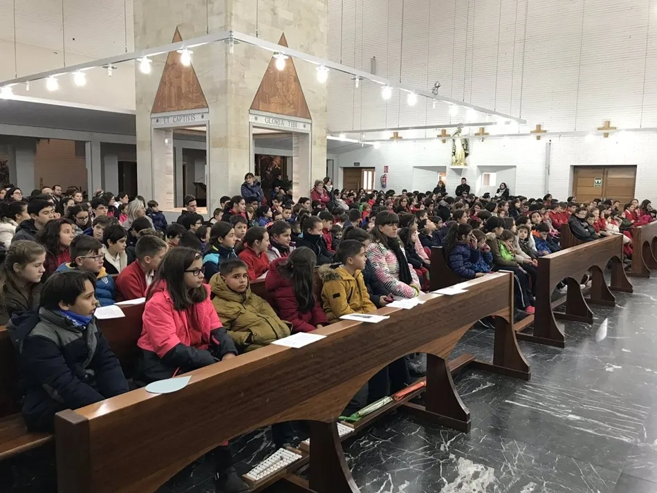 Foto 3 - El Colegio Padres Trinitarios pide por la paz en el mundo