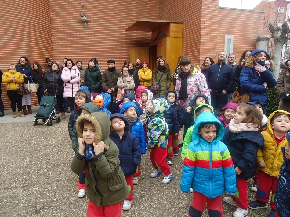 Foto 2 - El Colegio Padres Trinitarios pide por la paz en el mundo