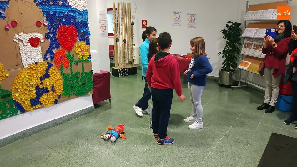 Foto 7 - Los Guijuteatreros celebran el D&iacute;a de la Paz en el centro cultural