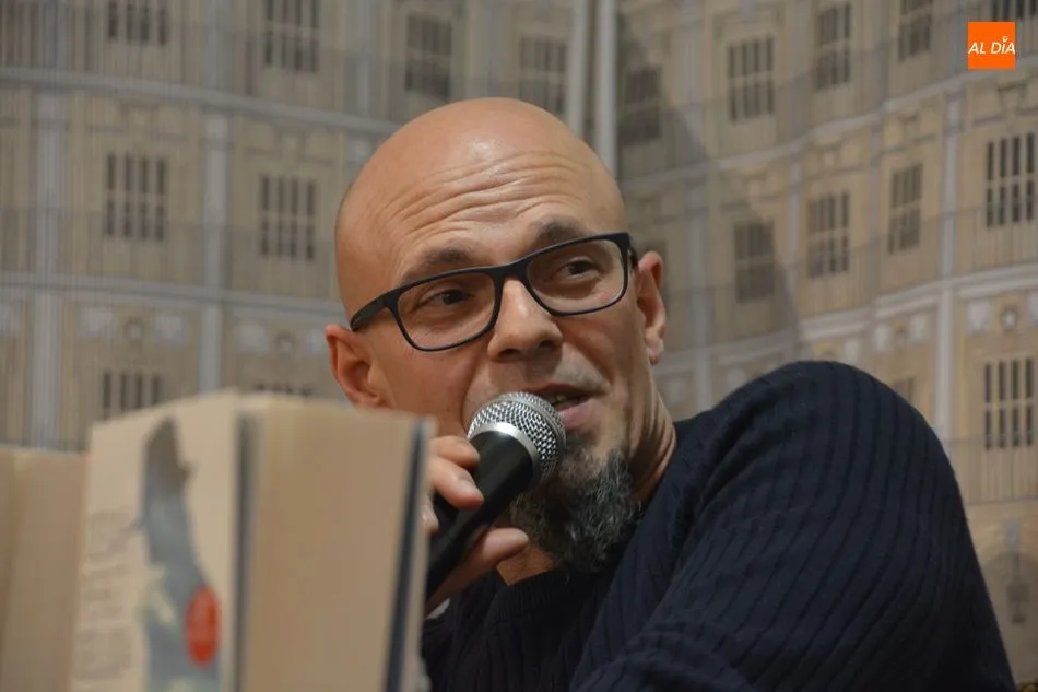 Foto 10 - Encuentro literario con dos maestros de la intriga