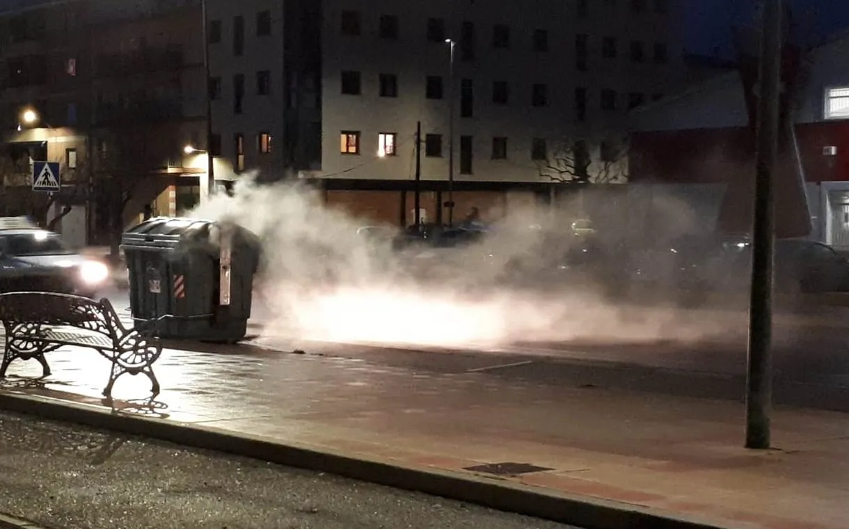 Foto 4 - Los Bomberos sofocan un fuego declarado en un contenedor de la Avenida de Salamanca  
