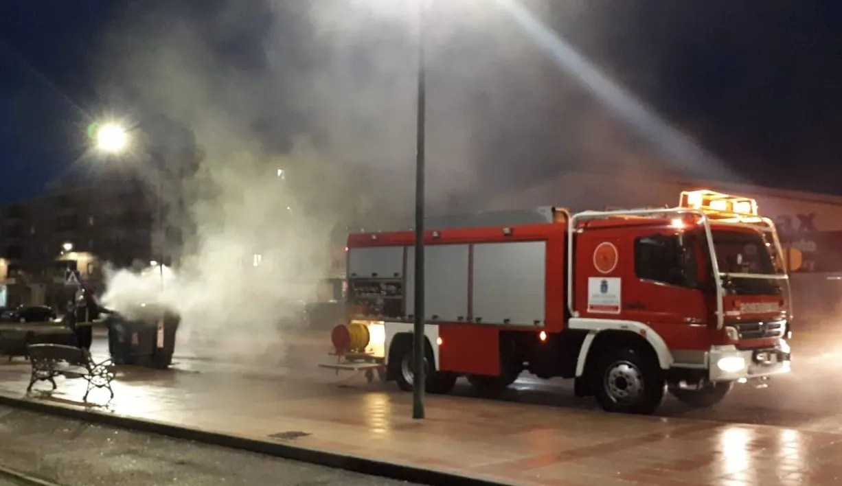 Foto 2 - Los Bomberos sofocan un fuego declarado en un contenedor de la Avenida de Salamanca  
