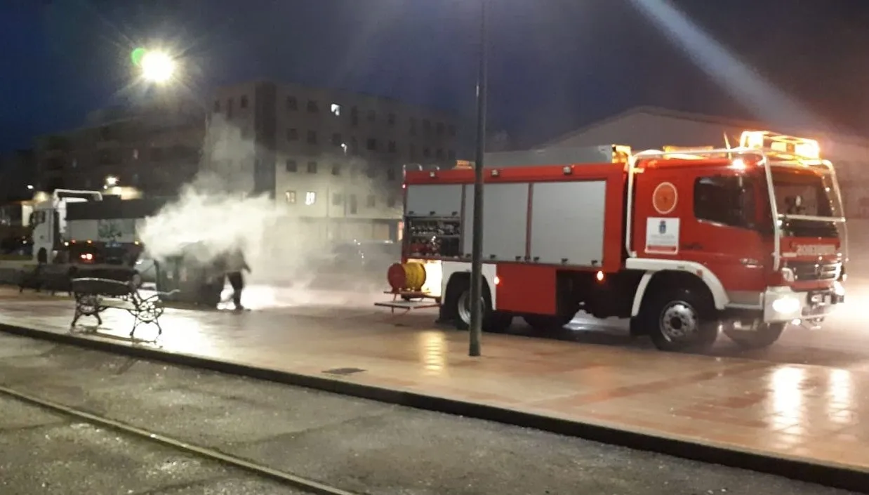 Foto 3 - Los Bomberos sofocan un fuego declarado en un contenedor de la Avenida de Salamanca  