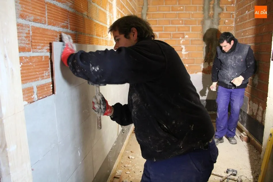 Foto 9 - La nueva Acci&oacute;n Formativa de Empleo permite formar a ocho j&oacute;venes y construir los vestuarios del...