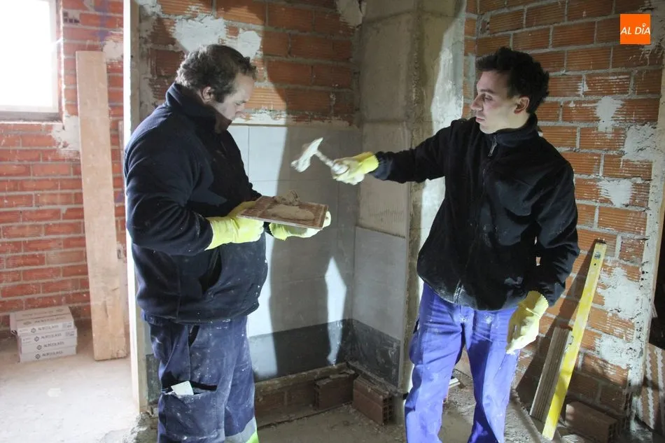 Foto 6 - La nueva Acci&oacute;n Formativa de Empleo permite formar a ocho j&oacute;venes y construir los vestuarios del...