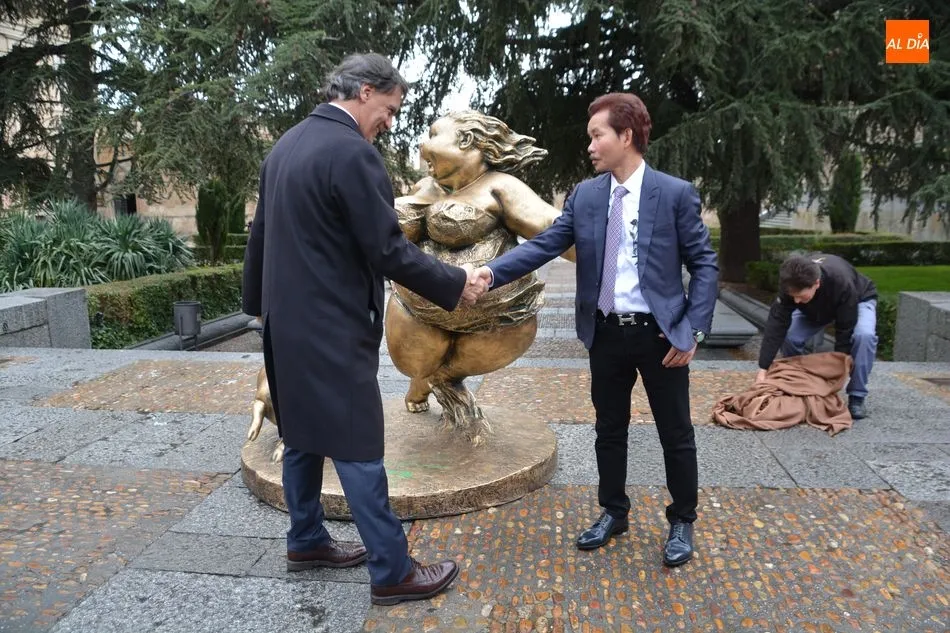 Foto 10 - Las plazas de Salamanca acogen la obra del reconocido escultor chino Xu Hongfei