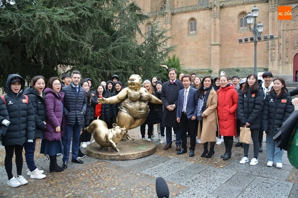 Foto 6 - Las plazas de Salamanca acogen la obra del reconocido escultor chino Xu Hongfei
