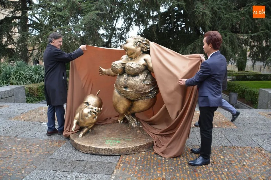 Foto 3 - Las plazas de Salamanca acogen la obra del reconocido escultor chino Xu Hongfei