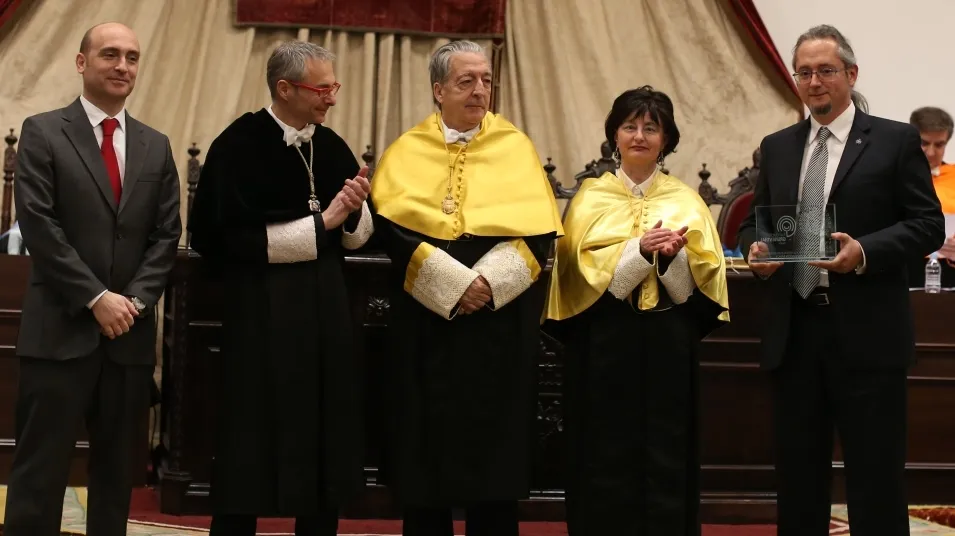 Foto 2 - La C&aacute;tedra del Dolor de la USAL y la Fundaci&oacute;n Gr&uuml;nenthal premian a Javier Muriel