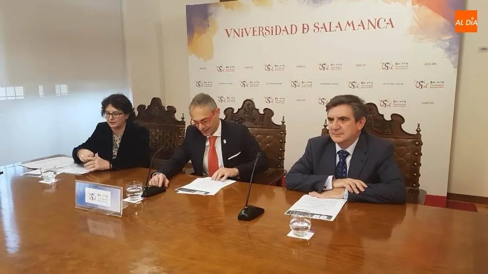 El rector, Ricardo Rivero, en el centro, en la rueda de prensa sobre el Consejo de Gobierno de la USAL
