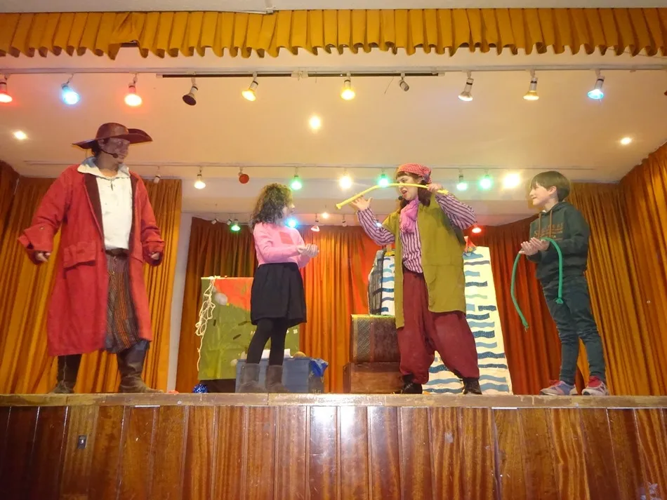 Foto 4 - Teatro, bailes y misa para celebrar la fiesta del patr&oacute;n en el colegio San Juan Bosco