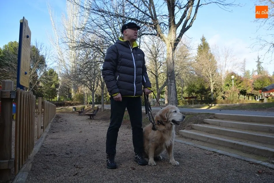 Rafael Vadillo acompañado de Coupé, su perro guía, durante un paseo por el Parque Jesuitas. FOTOS: Lydia González