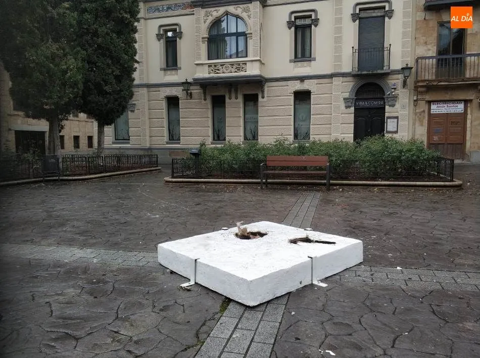Foto 3 - Unos v&aacute;ndalos arrancan la escultura de Xu Hongfei de la plaza de Santa Eulalia