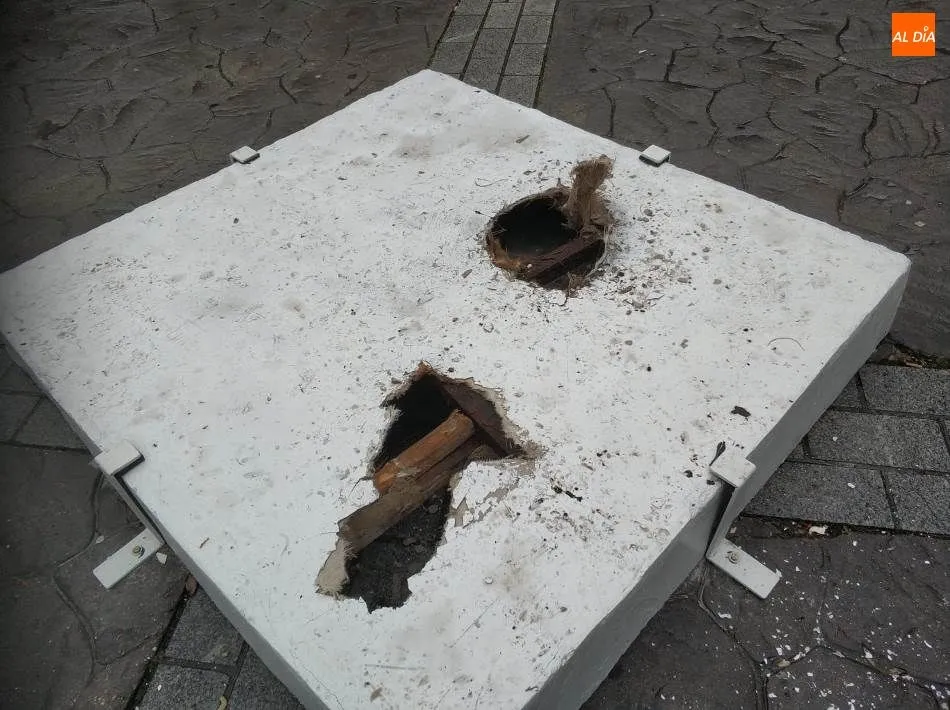 Foto 2 - Unos v&aacute;ndalos arrancan la escultura de Xu Hongfei de la plaza de Santa Eulalia