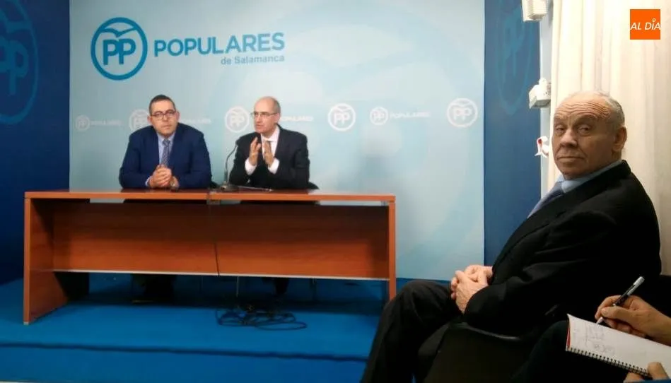 Presentación de Miguel Ángel Pérez Porteros como candidato a la Alcaldía de Villares de la Reina, con la presencia del actual regidor, José Martín, a la derecha