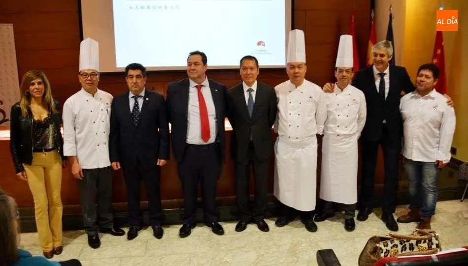 Foto de familia de los participantes en este encuentro gastronómico, en la Cámara de Comercio. Foto de Lydia González