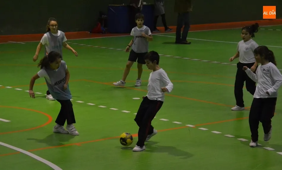Foto 10 - Misioneras-Santa Teresa celebra su gran fiesta anual con magia, tartas y f&uacute;tbol sala  