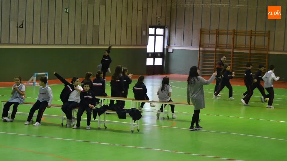 Foto 8 - Misioneras-Santa Teresa celebra su gran fiesta anual con magia, tartas y f&uacute;tbol sala  