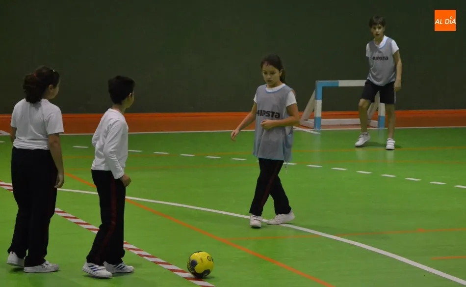 Foto 9 - Misioneras-Santa Teresa celebra su gran fiesta anual con magia, tartas y f&uacute;tbol sala  