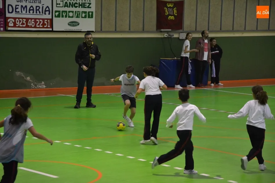 Foto 6 - Misioneras-Santa Teresa celebra su gran fiesta anual con magia, tartas y f&uacute;tbol sala  