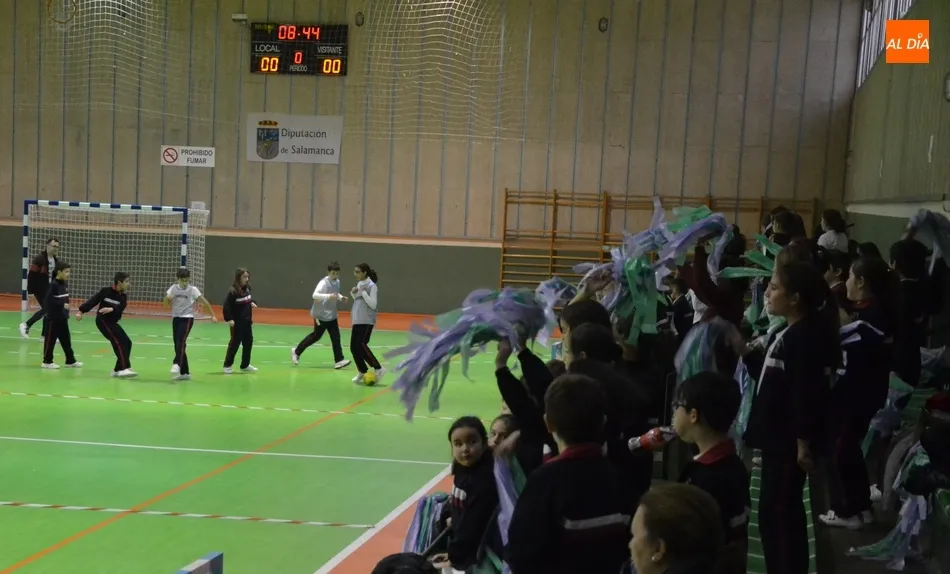 Foto 7 - Misioneras-Santa Teresa celebra su gran fiesta anual con magia, tartas y f&uacute;tbol sala  