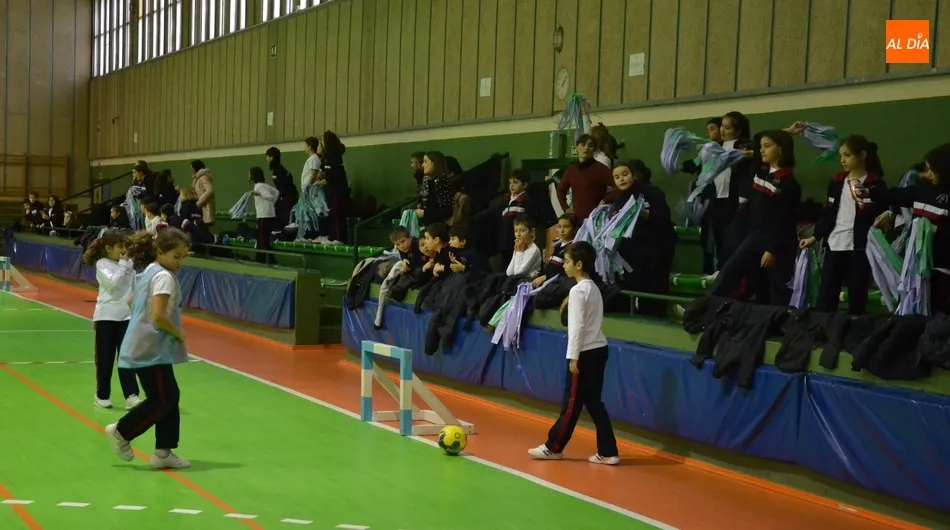 Foto 3 - Misioneras-Santa Teresa celebra su gran fiesta anual con magia, tartas y f&uacute;tbol sala  