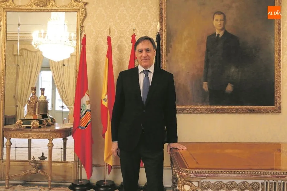 Carlos García Carbayo, alcalde de Salamanca, en el Salón de Recepciones del Ayuntamiento. Fotos: Miguel Corral