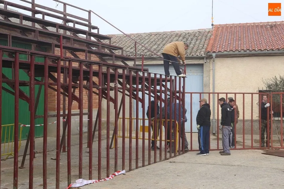 Socios de Pasión Taurina colocan el vallado el sábado pasado
