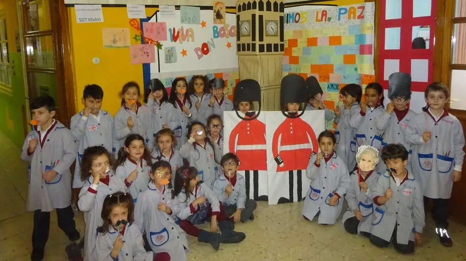 Los alumnos han recreado el cambio de guardia del Buckingham Palace