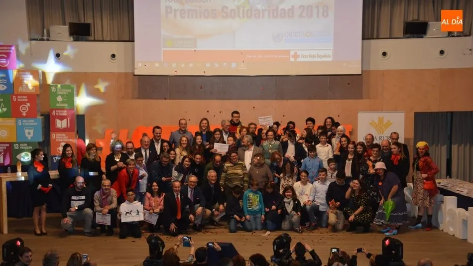 Foto de familia de los protaganistas de la gala de los Premios Solidaridad de Cruz Roja. Foto: Lydia Gonzáleze