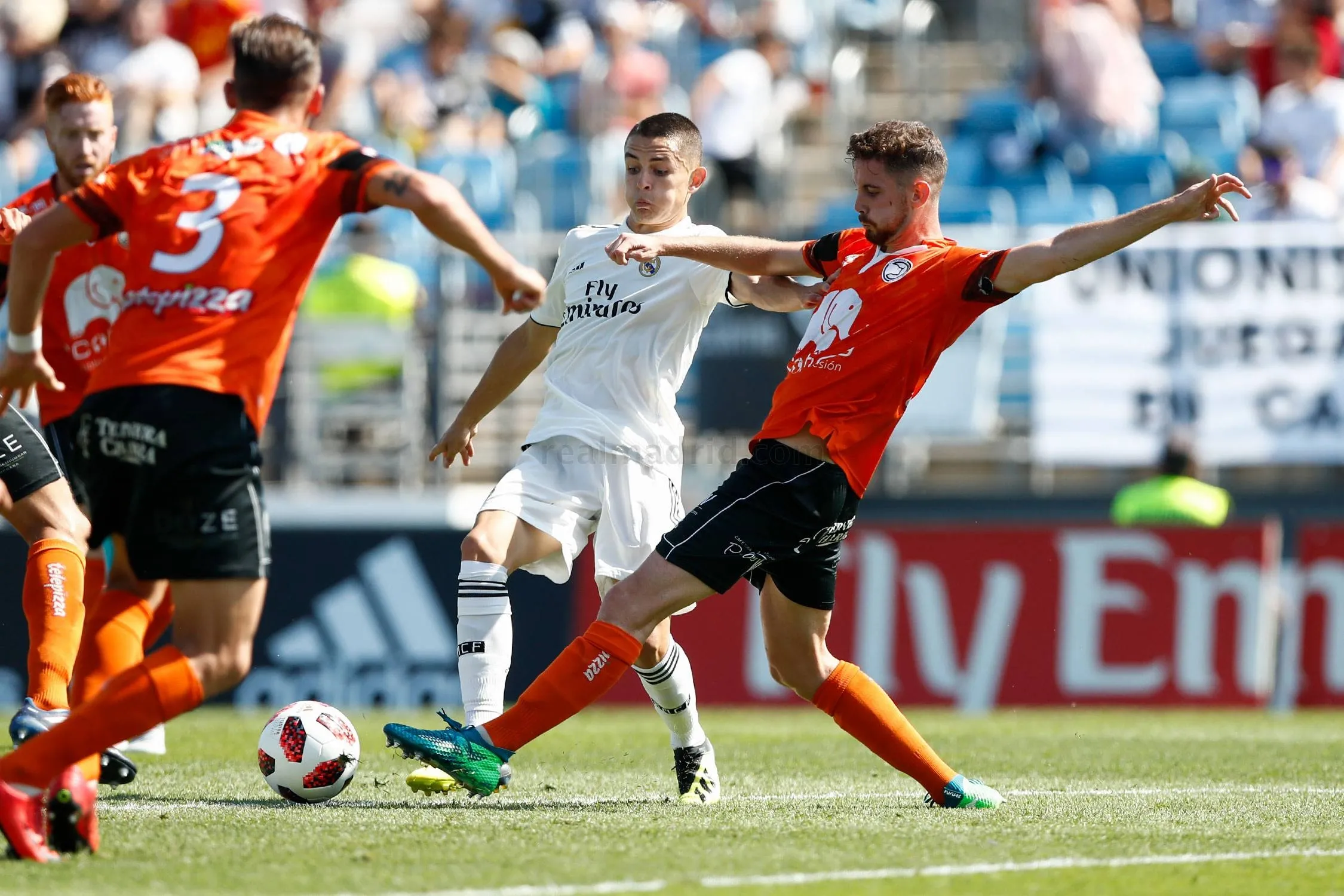 Quintana intenta arrebatar el balón a Fidalgo / Real Madrid