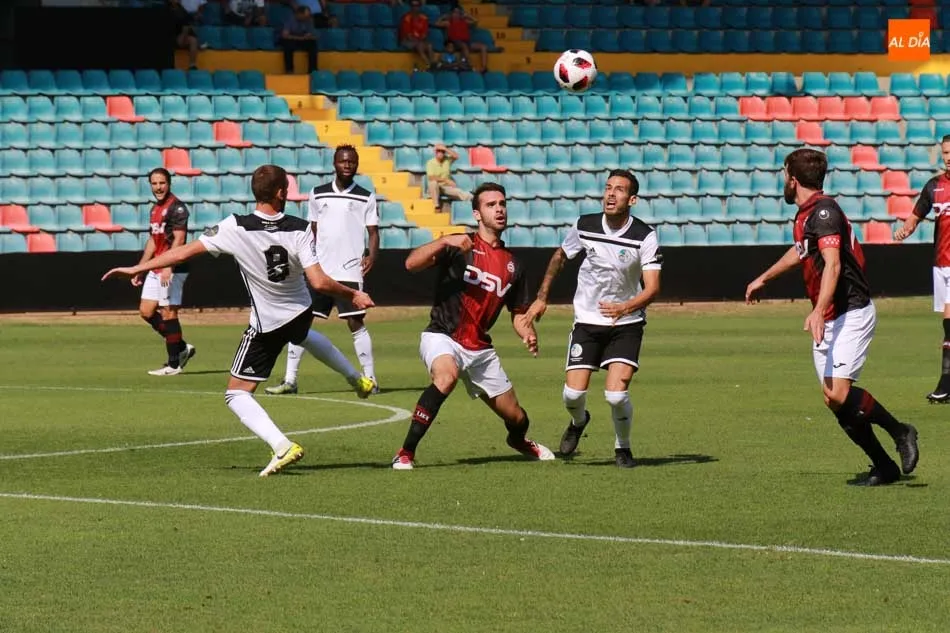 Manu y Sergio Molina pelean por un balón ante el Adarve