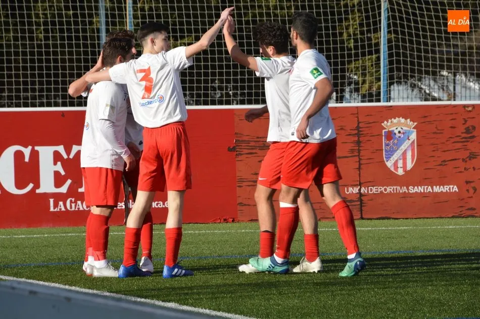 Los jugadores del Santa Marta celebran un gol frente al Adarve / Lydia González