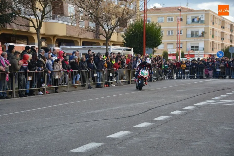 Foto 11 - Los aficionados a las motos disfrutan de los festejos de San Blas junto a una batucada