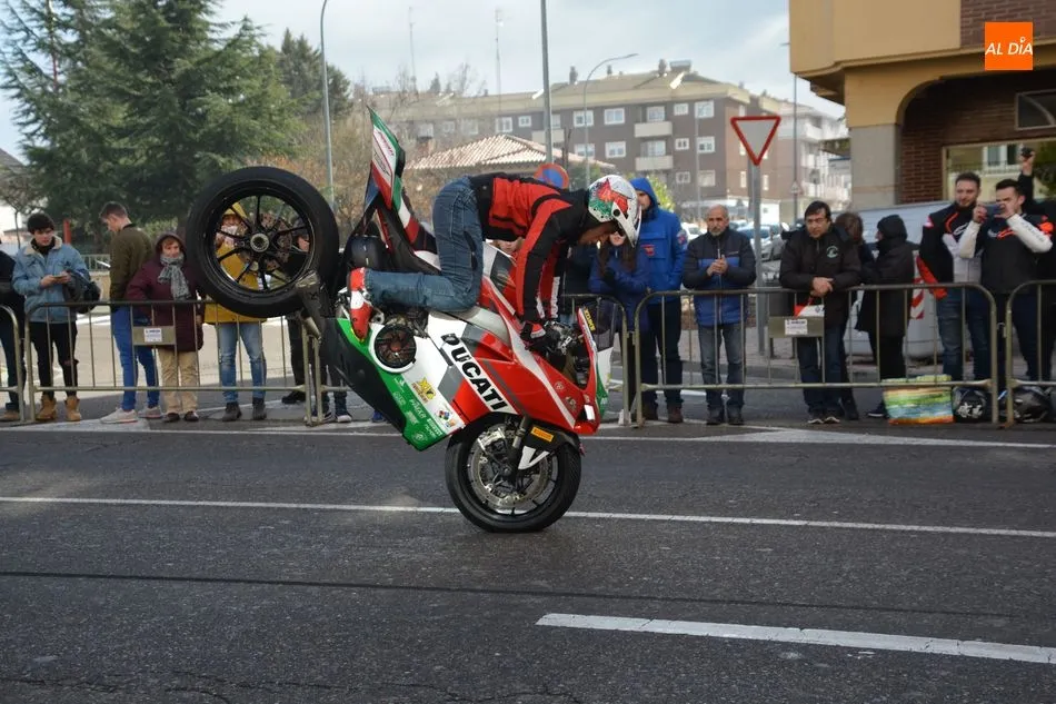Foto 8 - Los aficionados a las motos disfrutan de los festejos de San Blas junto a una batucada